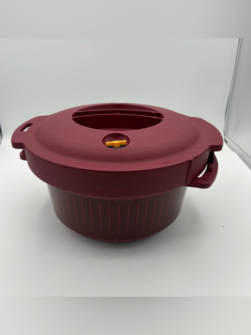 TUPPERWARE MICROWAVE PRESSURE COOKER - ROUND 3 QUART - BURGUNDY RED - 7643A